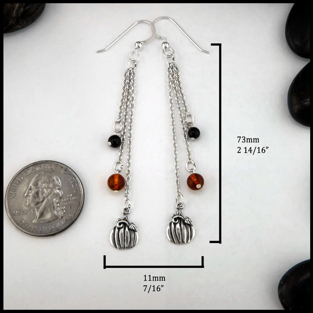 Pumpkin chained drop earrings in silver with beaded amber and onyx.
Measure at 73mm x 11mm