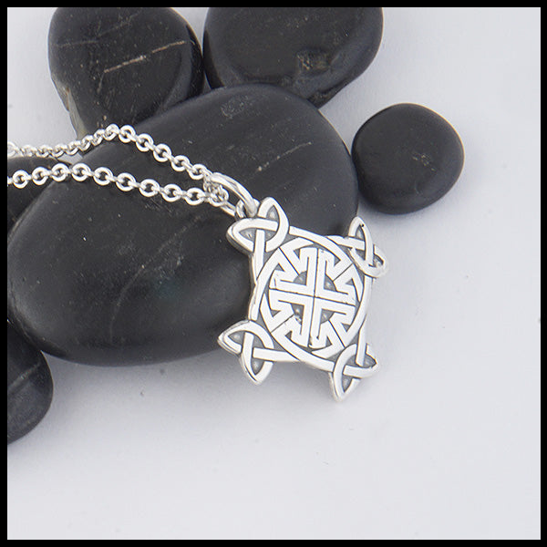 MacDurnan cross pendant in sterling silver. 
