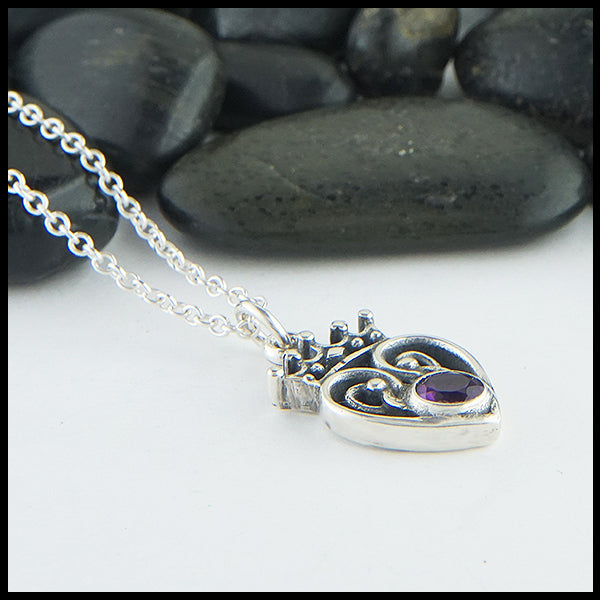 profile view of luckenbooth pendant with amethyst