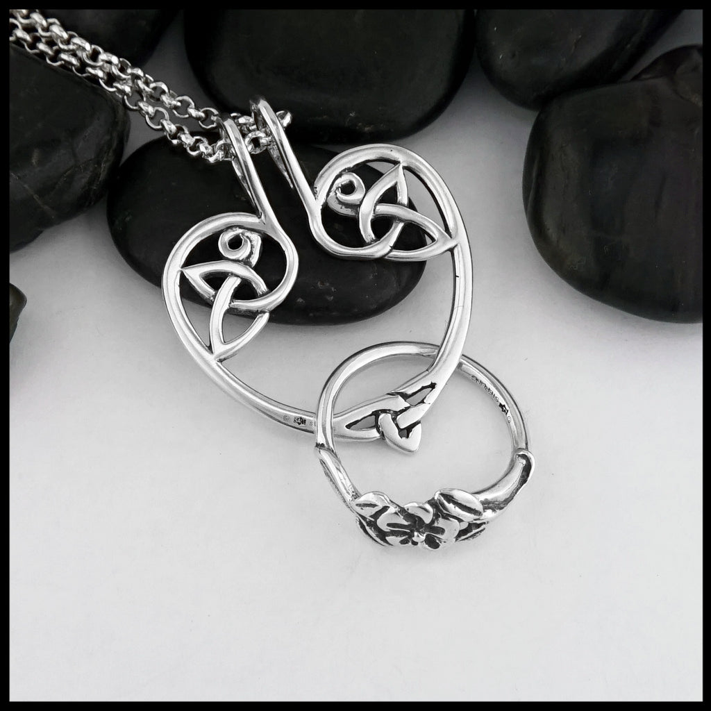 heart knot pendant holding ring 